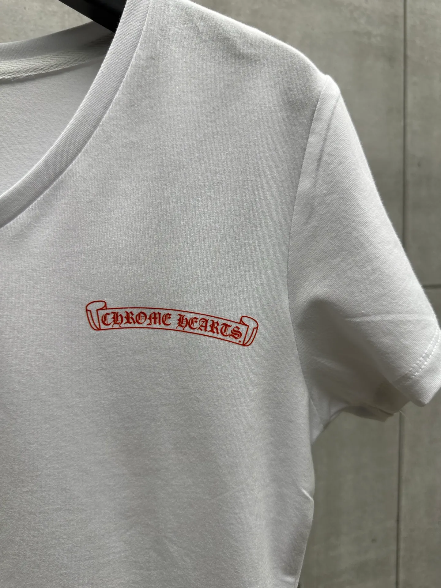 P126 #080 CHROME HEARTS 25SS women's T-shirt Made of 220G original consistent fabric V-neck women's waist style The whole body is made of imported digital direct printing Color: White Size: S M L